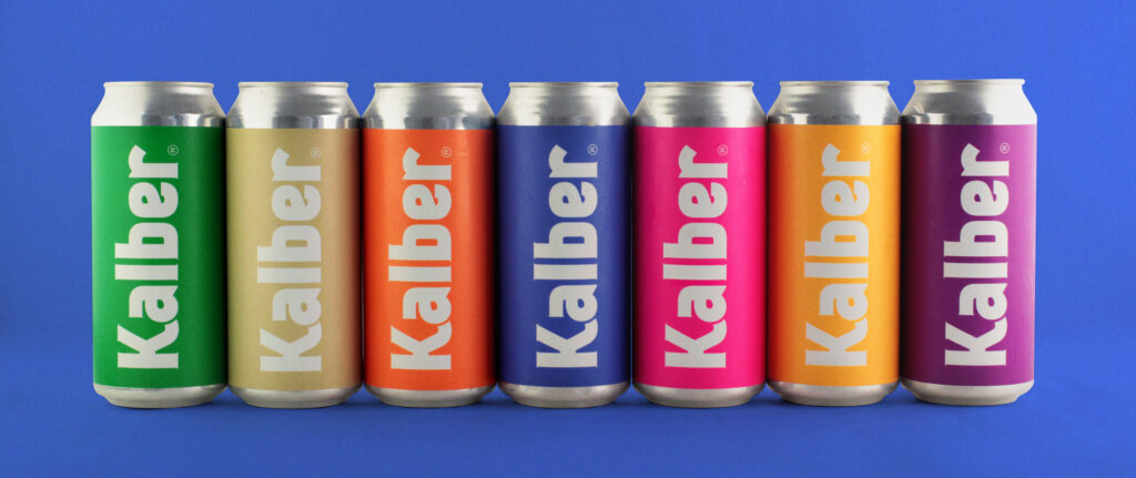 las 7 latas de kalber de colores: verder, beige, naranja, azul, rosa, amarillo y violeta con fondo azul