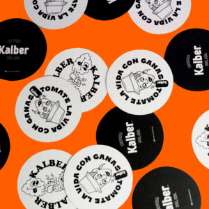 posavasos variados de kalber en blanco y negro con fondo naranja