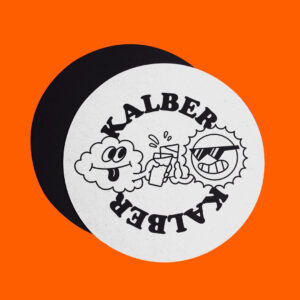 posavaso de kalber en blanco y negro con fondo naranja