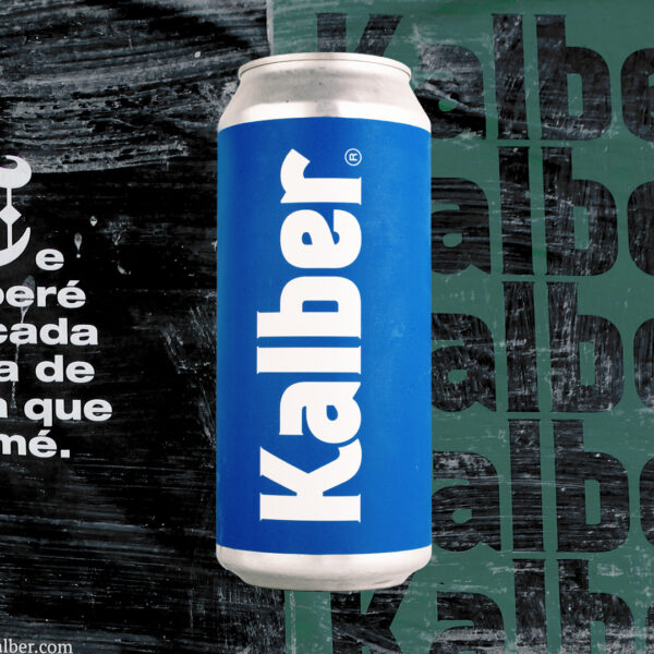 lata color azul de cerveza. con fondo con afiches pegado en una pared