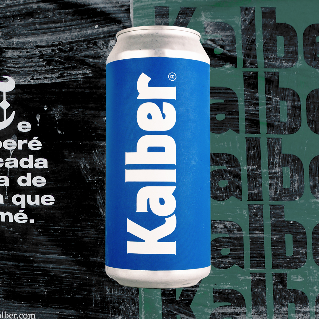 lata color azul de cerveza. con fondo con afiches pegado en una pared