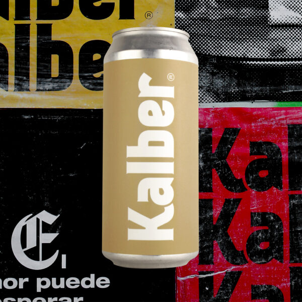 lata color beige de cerveza. con fondo con afiches pegado en una pared