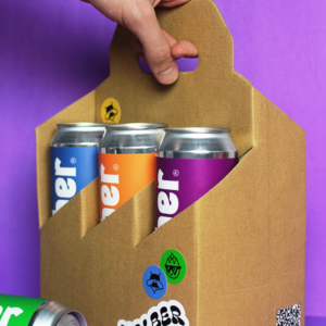 Pack de carton color madera, con stickers. Contiene latas de cerveza