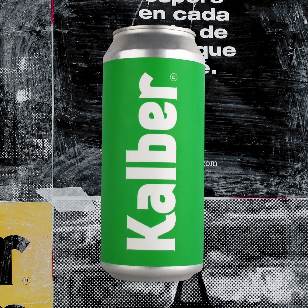 lata color verde de cerveza. con fondo con afiches pegado en una pared