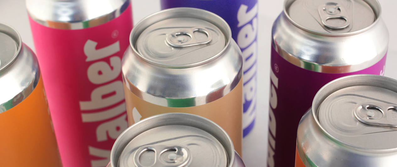 latas de cerveza plateadas con colores